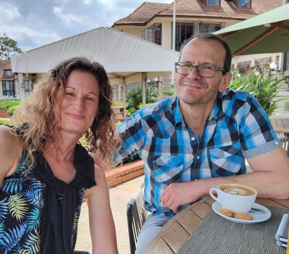 Luna Schatzmann und Philippe Trösch sitzen nebeneinander an einem Tisch im Freien und lächeln in die Kamera.